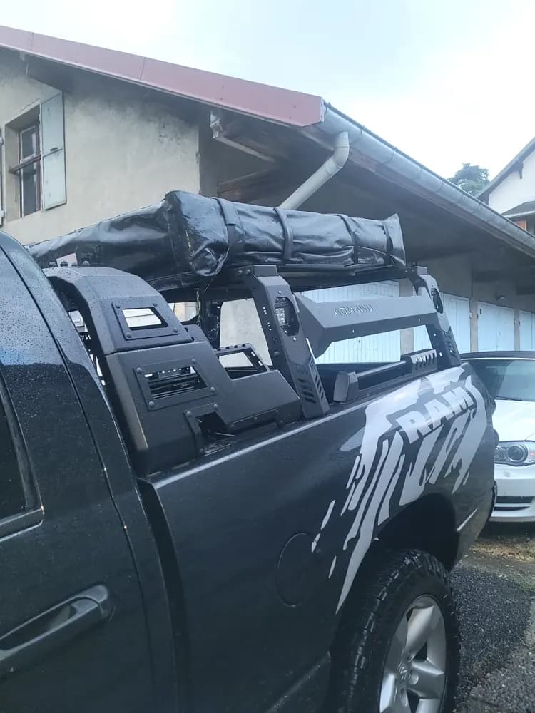 Arceau de benne avec tente de toit repliée sur un RAM
