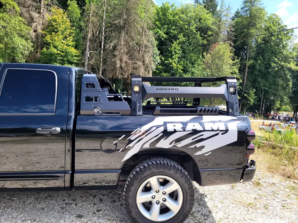 Arceau de benne AQM4WD monté sur un RAM 1500