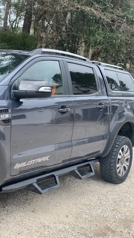 Marchepieds montés sur un Ford Ranger Wildtrak gris