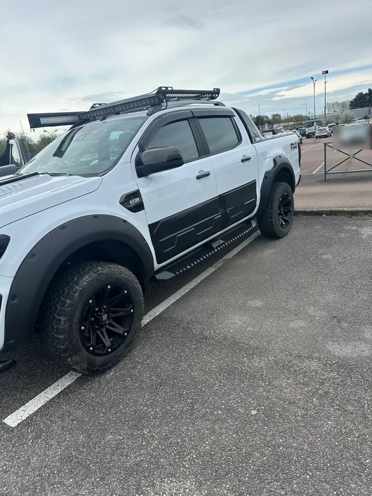 Ford Ranger blanc équipé : galerie, barre LED, élargisseurs et marchepieds
