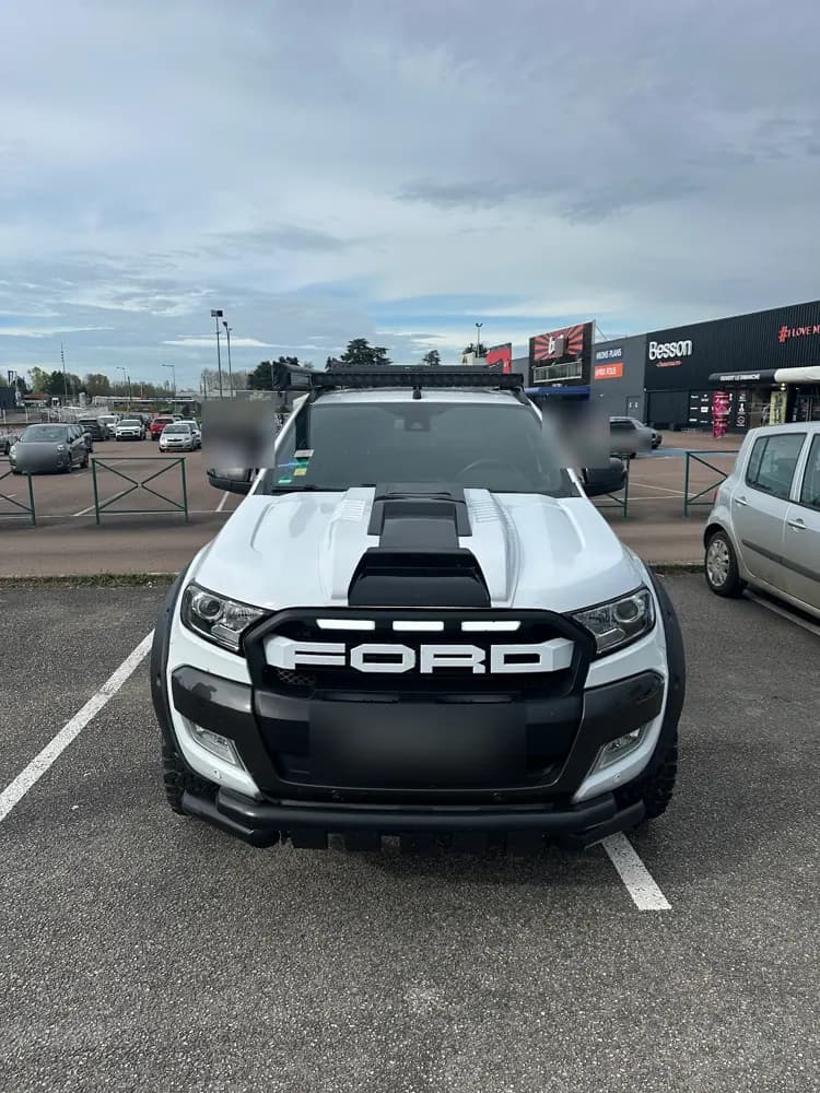 Ford Ranger blanc équipé, calandre style Raptor et capot, vue de face