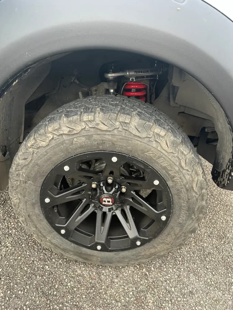 Suspension Terrain Tamer et jante noire sur un Ford Ranger