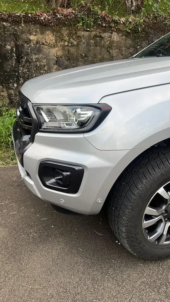 Contour de phare noir sur un Ford Ranger gris